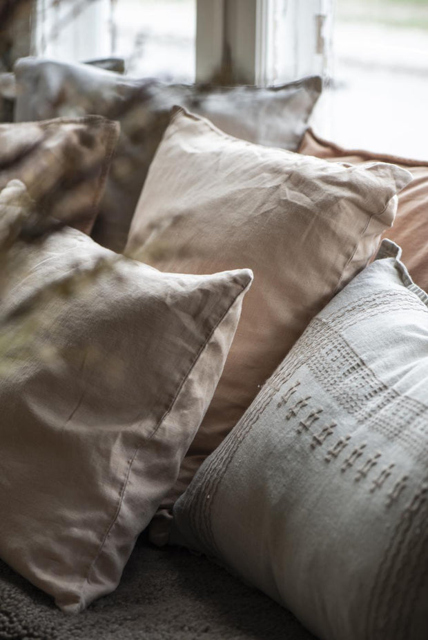 Putetrekk naturfarget med broderi